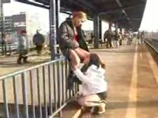 Publiek lesbisch vrouwelijk actie op trainstation