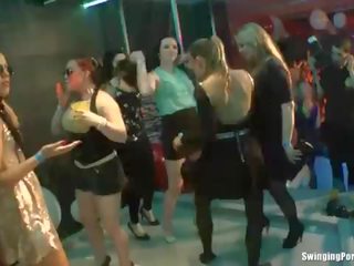 Không xấu hổ sluts nhảy erotically