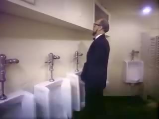 Извънредно groovy класически възрастен видео сцена в а тоалетна stall