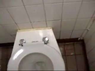 Δημόσιο τουαλέτα κατούρημα