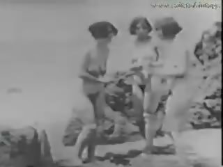 1928 staromodno s a stripling vohunjenje dekleta na na plaža