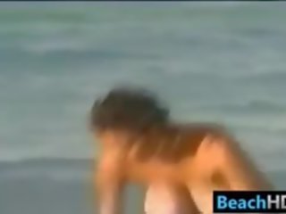Buah dada besar perempuan di itu pantai