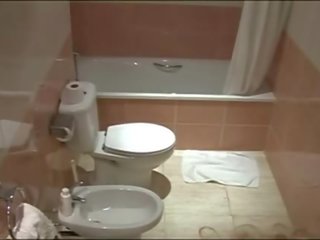 Slēpts camara skaistule vanna masturbācija